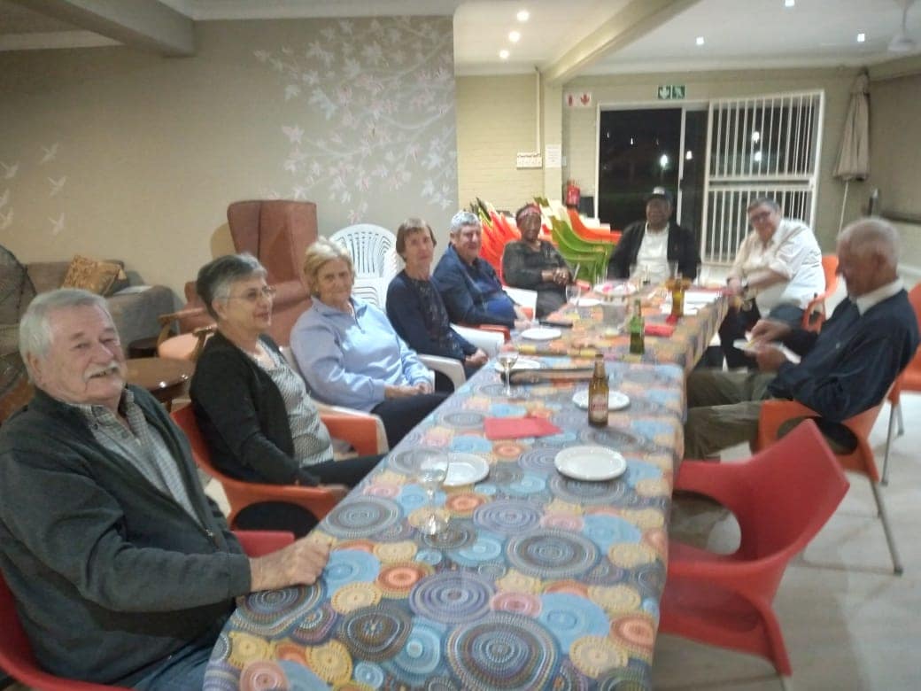 1e5a01d0-453f-4dd5-b1f6-464ca01a6f5e Residents having lunch together